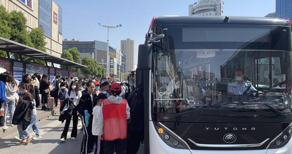 临沂市区免费乘坐公交车首个节假日 公交客流量连创新高