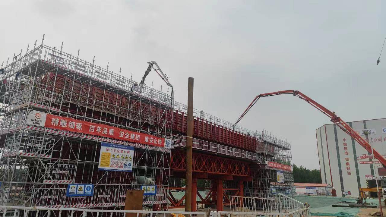 济阳黄河公铁两用特大桥主桥首片盖梁浇筑顺利完成