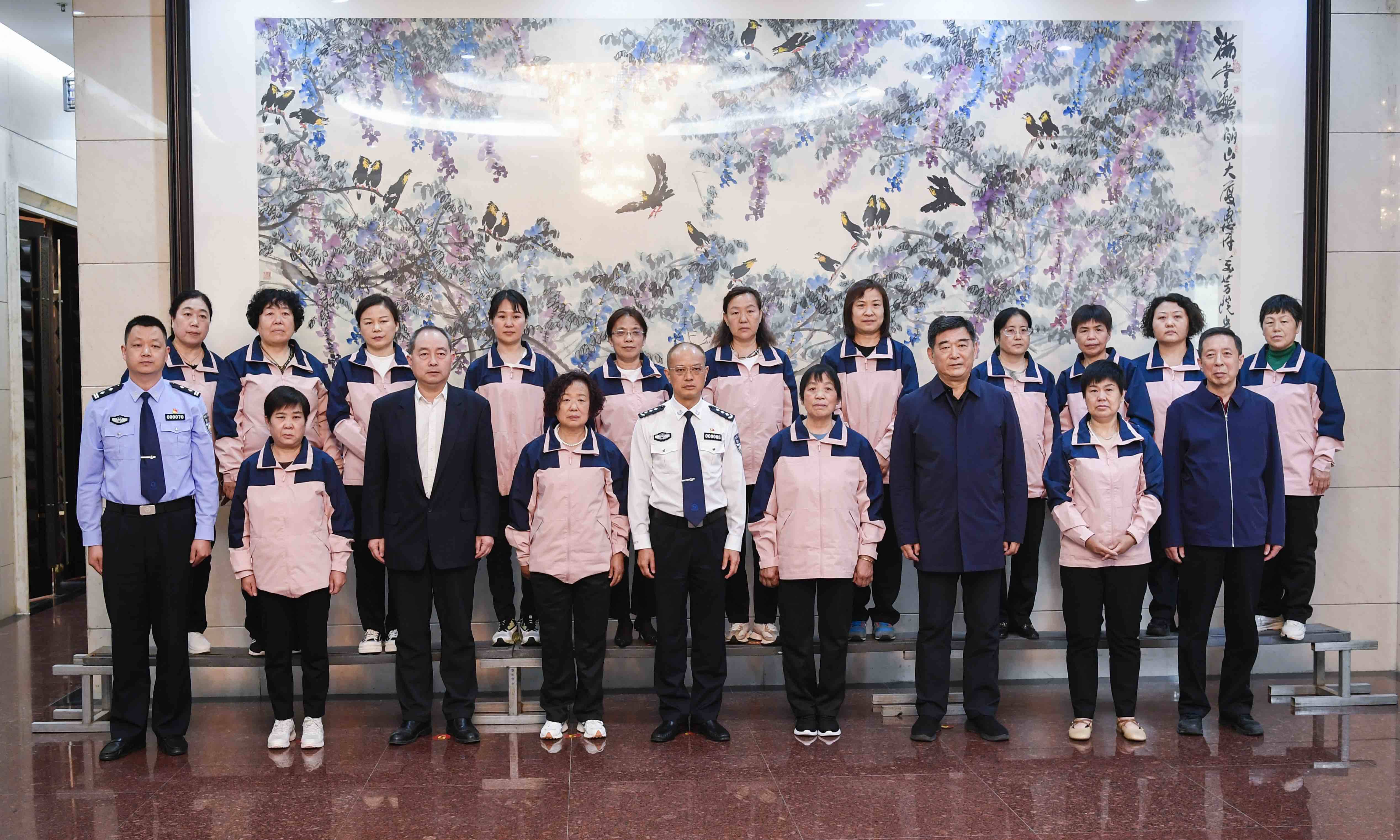 山东省公安厅举行第十届全省公安英烈母亲和妻子休养团活动欢迎仪式