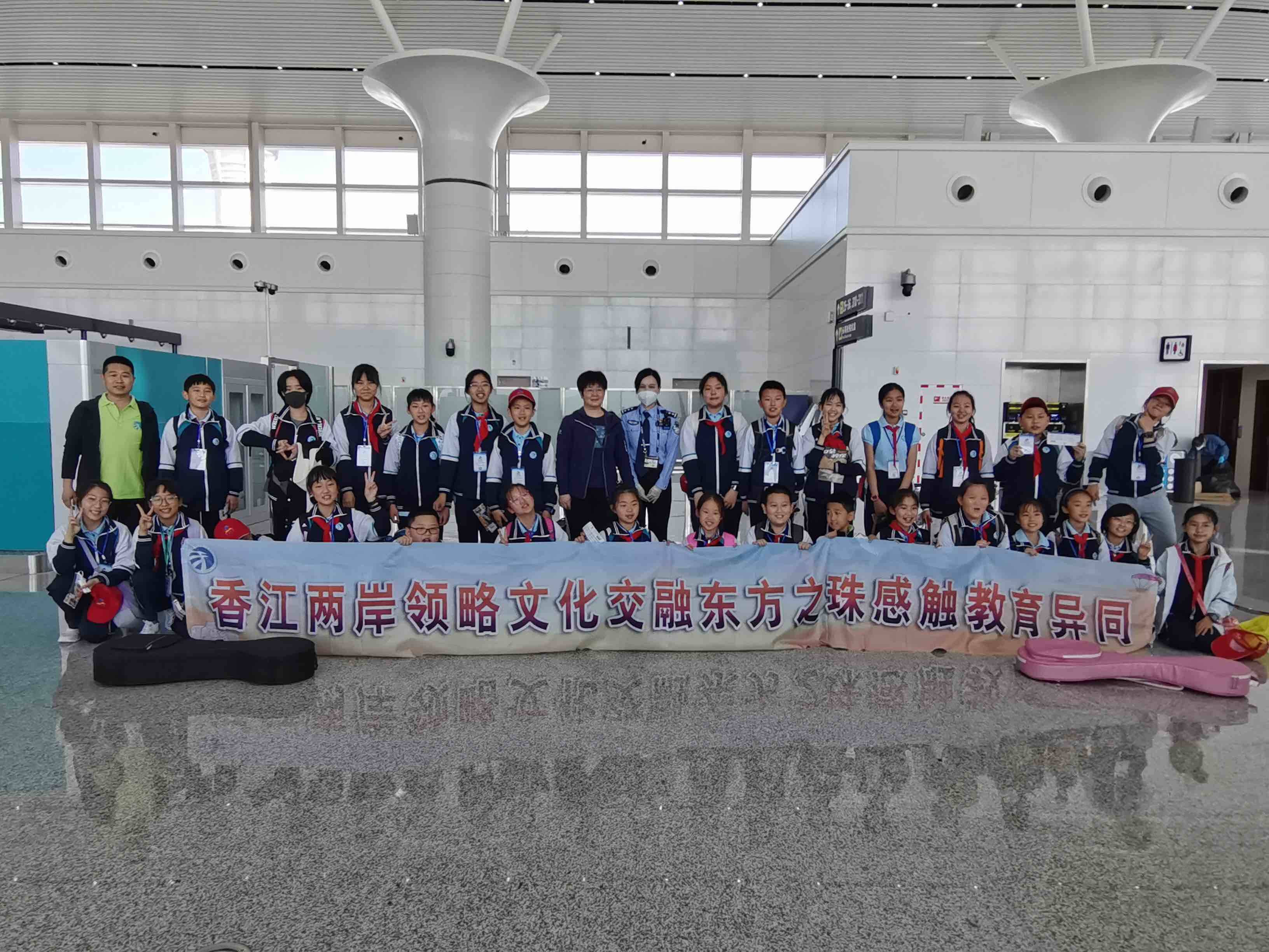 31名师生赴港研学 济南边检保障团队顺利“错峰通关“