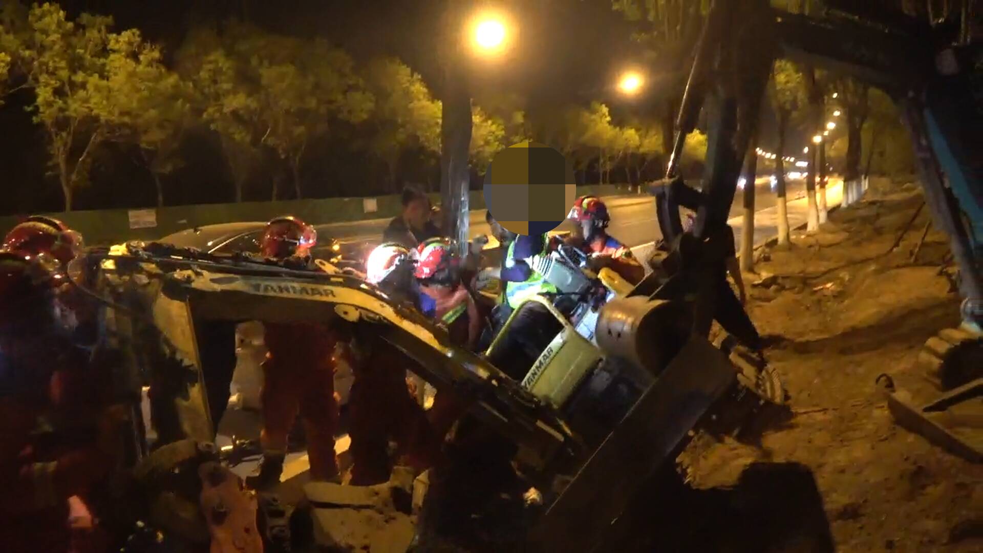 东营：挖掘机侧翻司机被压 群众消防合力救援