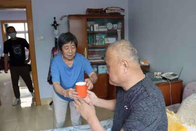 山东好人丨不离不弃！滨州好媳妇姜华文悉心照顾瘫痪丈夫35年