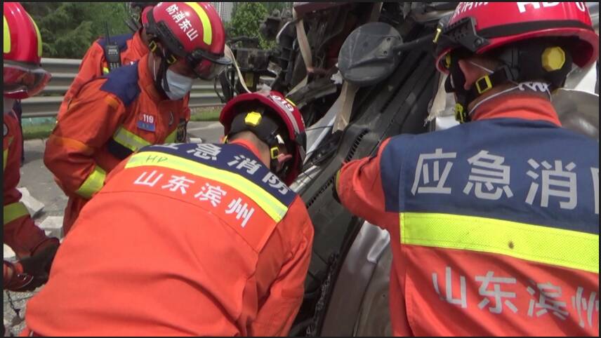 青银高速两货车追尾致司机被困 消防紧急救援
