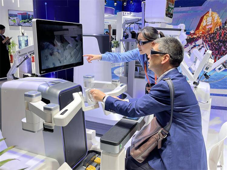 威高集团“妙手S”手术机器人亮相中国品牌博览会