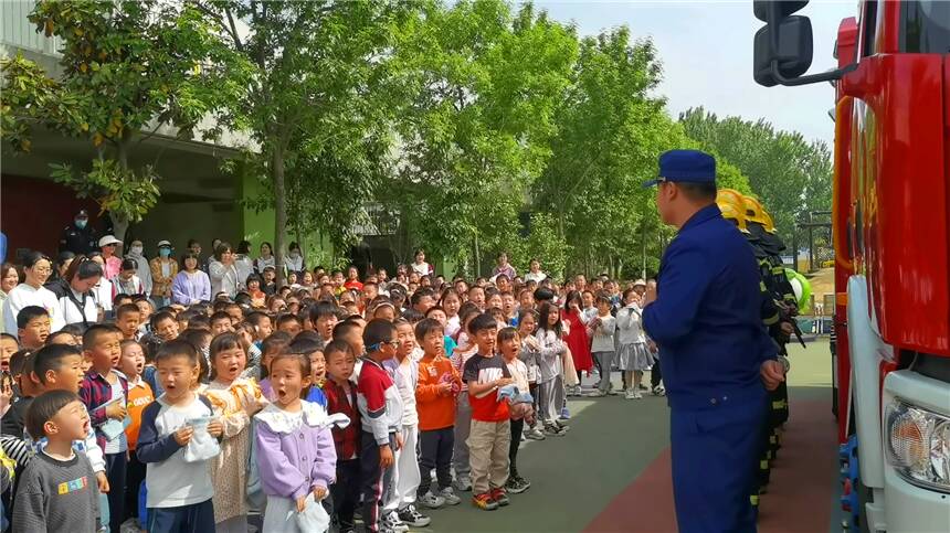 青岛：幼儿园开展消防演练 筑牢安全“防护墙”