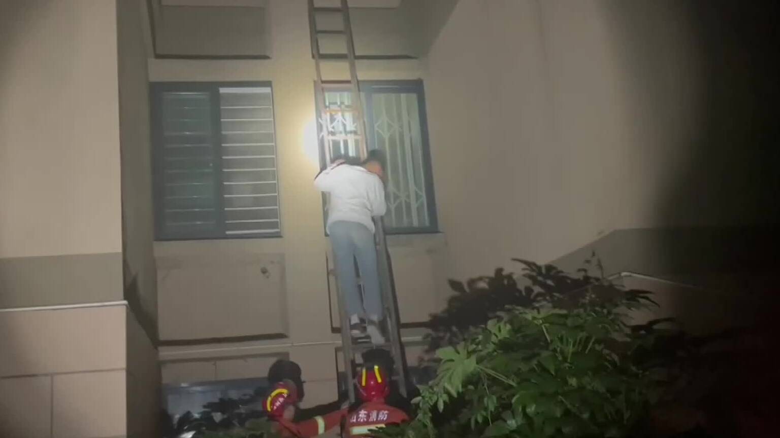 一男孩被困二楼窗台，枣庄消防搭六米拉梯救援