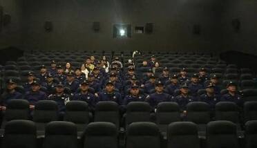威海高区消防组织观看消防主题电影《惊天救援》