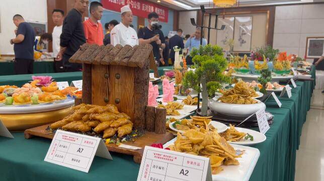 潍坊：198名餐饮行业技能人才同台竞技亮厨艺展服务风采