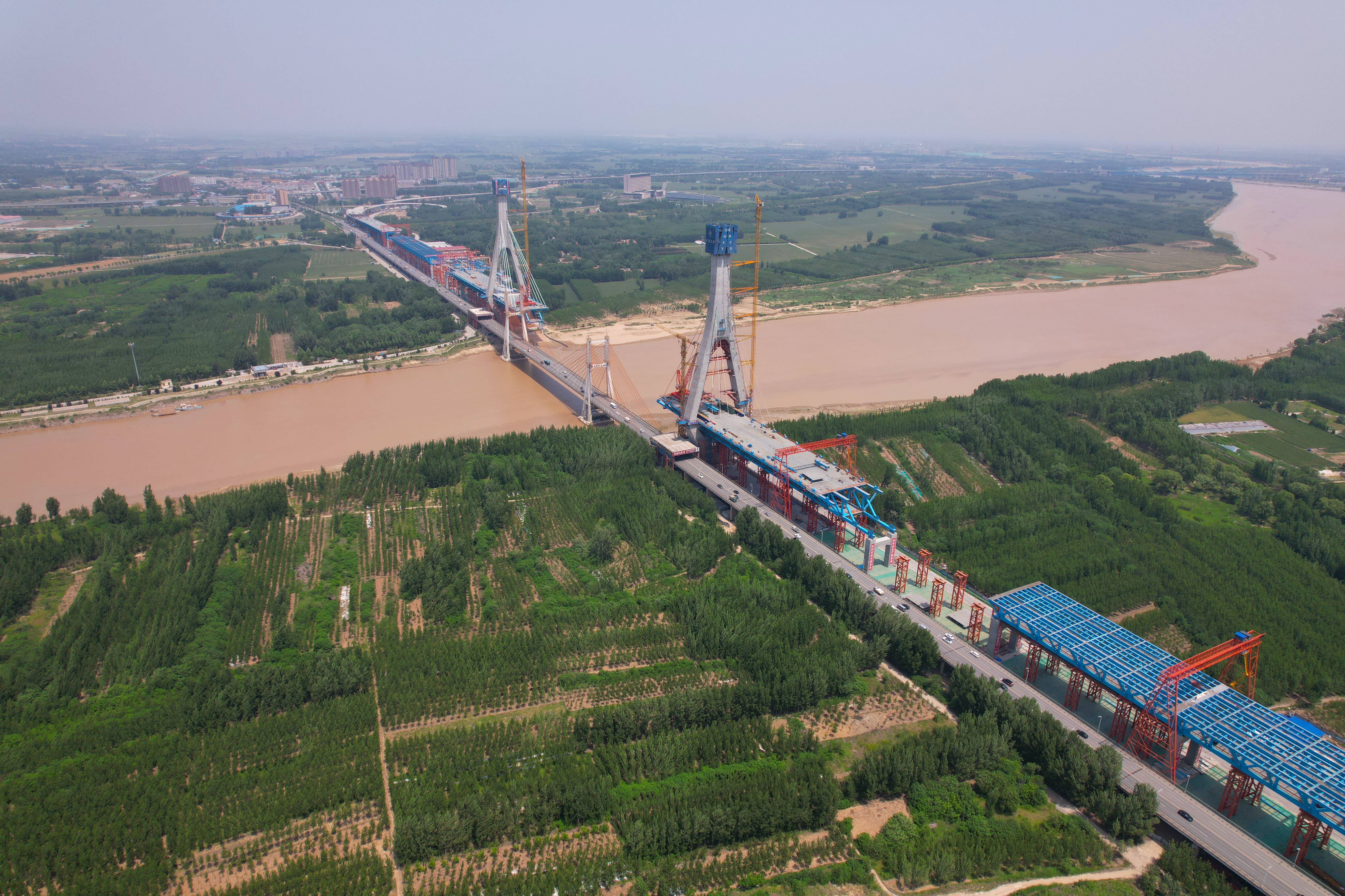 主塔封顶 记者航拍带你看G104京岚线济南黄河公路大桥施工最新进度