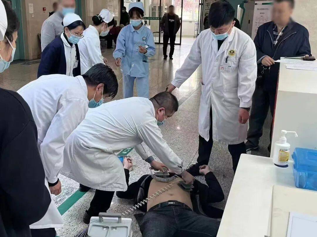 日照莒县男子突发心源性猝死医护人员黄金两分钟教科书式抢救挽回生命