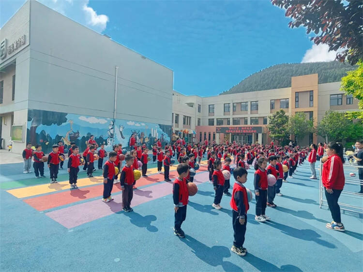 山东省妇女儿童活动中心幼儿园领秀城分园举办“倾听儿童，相伴成长”亲子趣味运动会