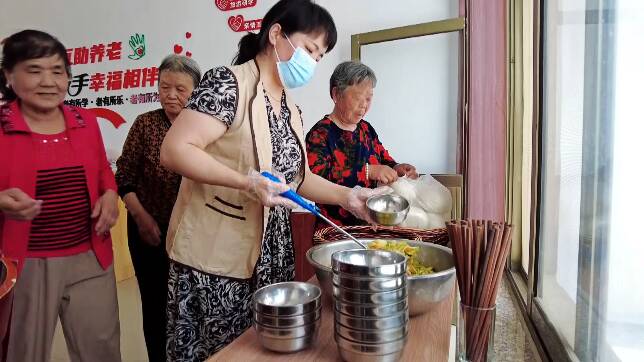 合作社供蔬菜、志愿者无偿服务！潍坊市坊子区这个村老年人吃上了免费“敬老餐”
