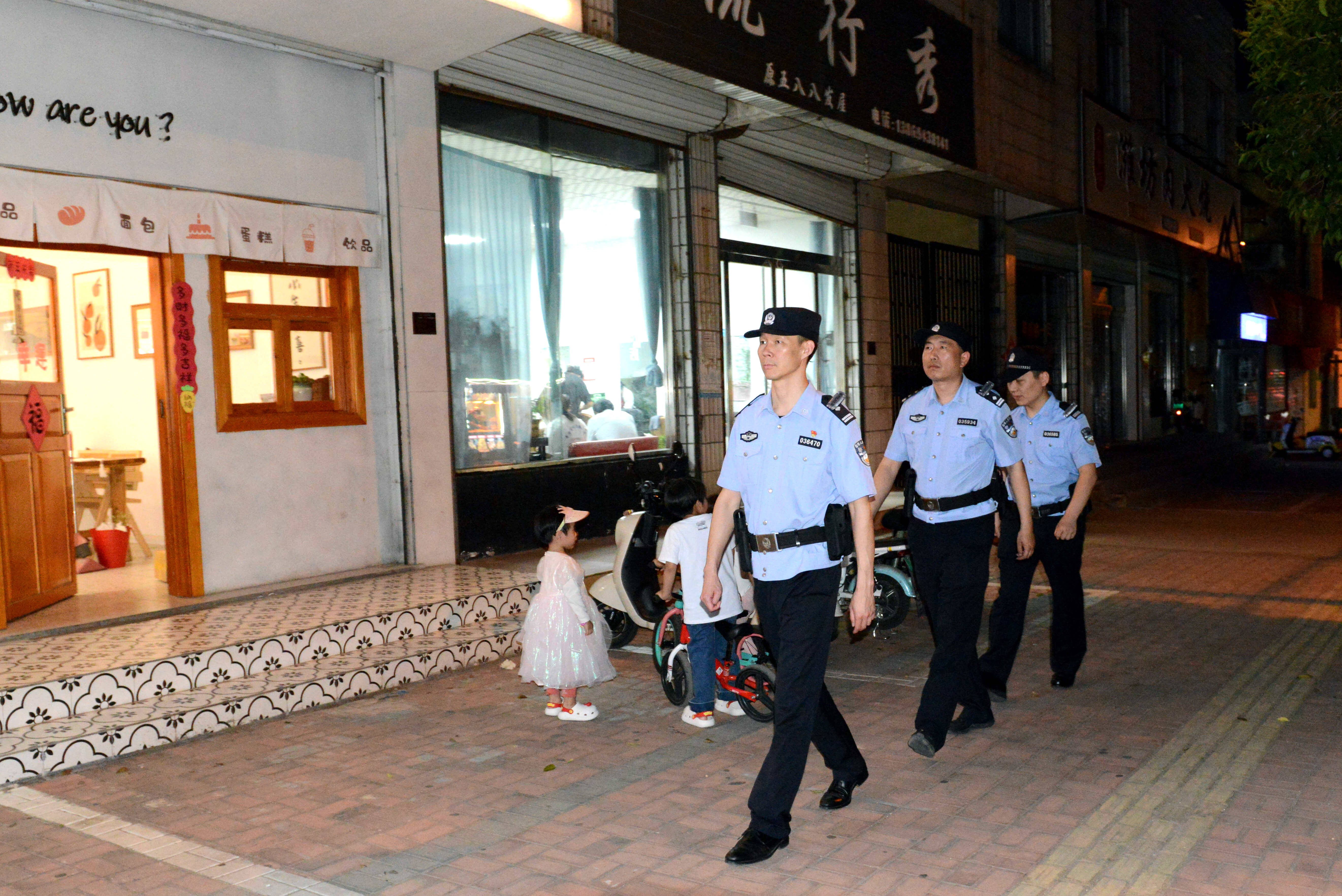 枣庄山亭警方开展夜间巡逻防控，为群众点亮“平安灯”