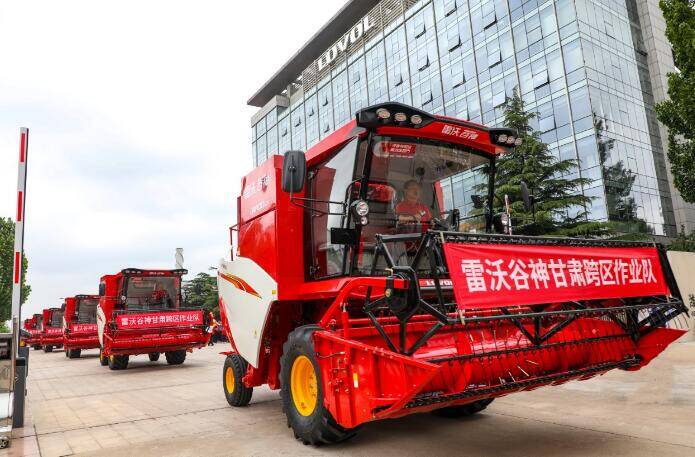 甘肃张掖地区近300名农机手潍柴雷沃工厂现场提机奔赴麦收一线