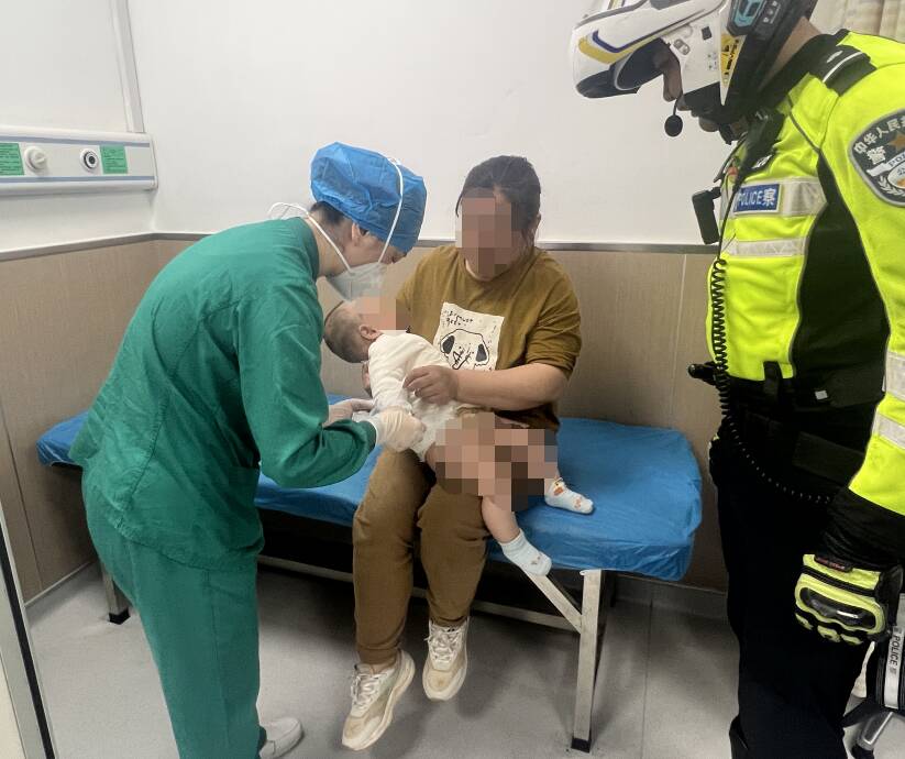 聊城、济南两地交警“并肩作战”  接力护送烫伤儿童就医