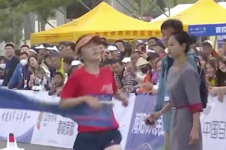 1小时20分53秒 郇拿云获得海阳马拉松女子半马组冠军