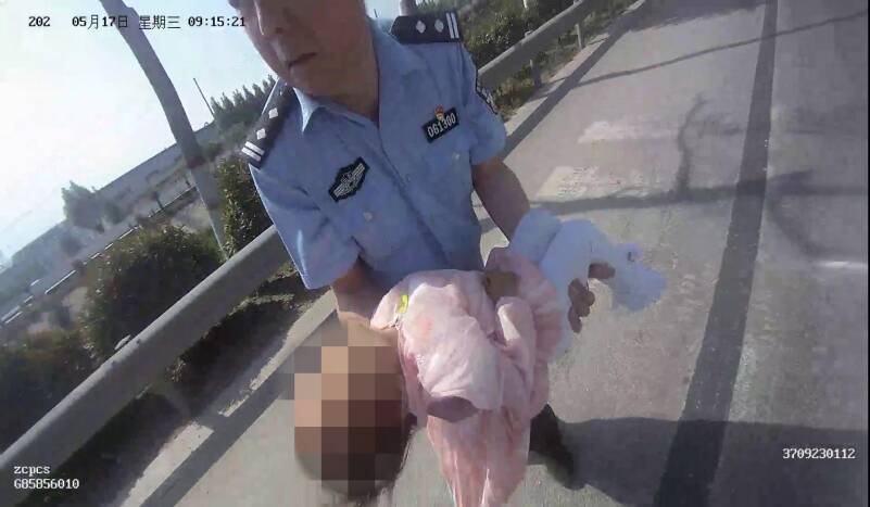 东平：途遇交通事故 民警抱起女童紧急送医