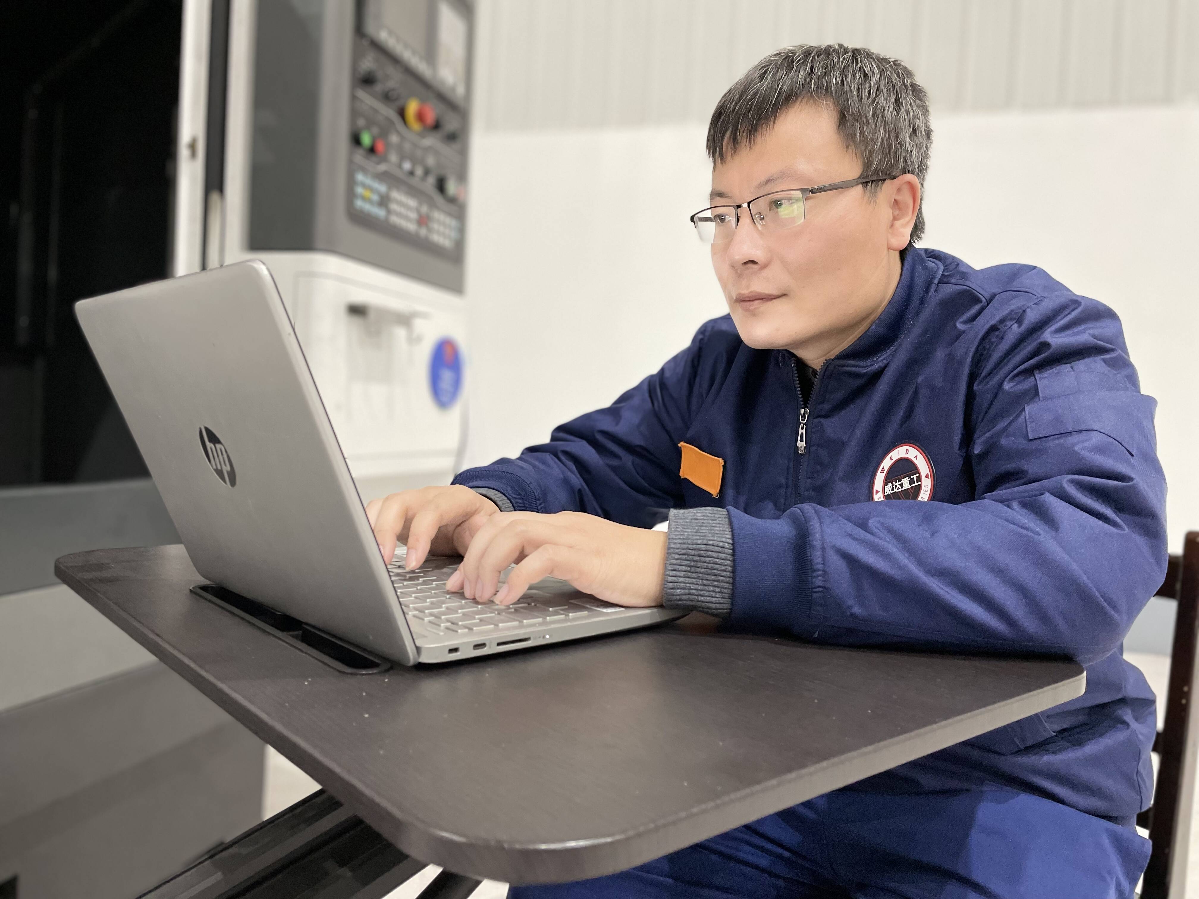 全国劳动模范王亮持续学习不断提升自我用技能报国