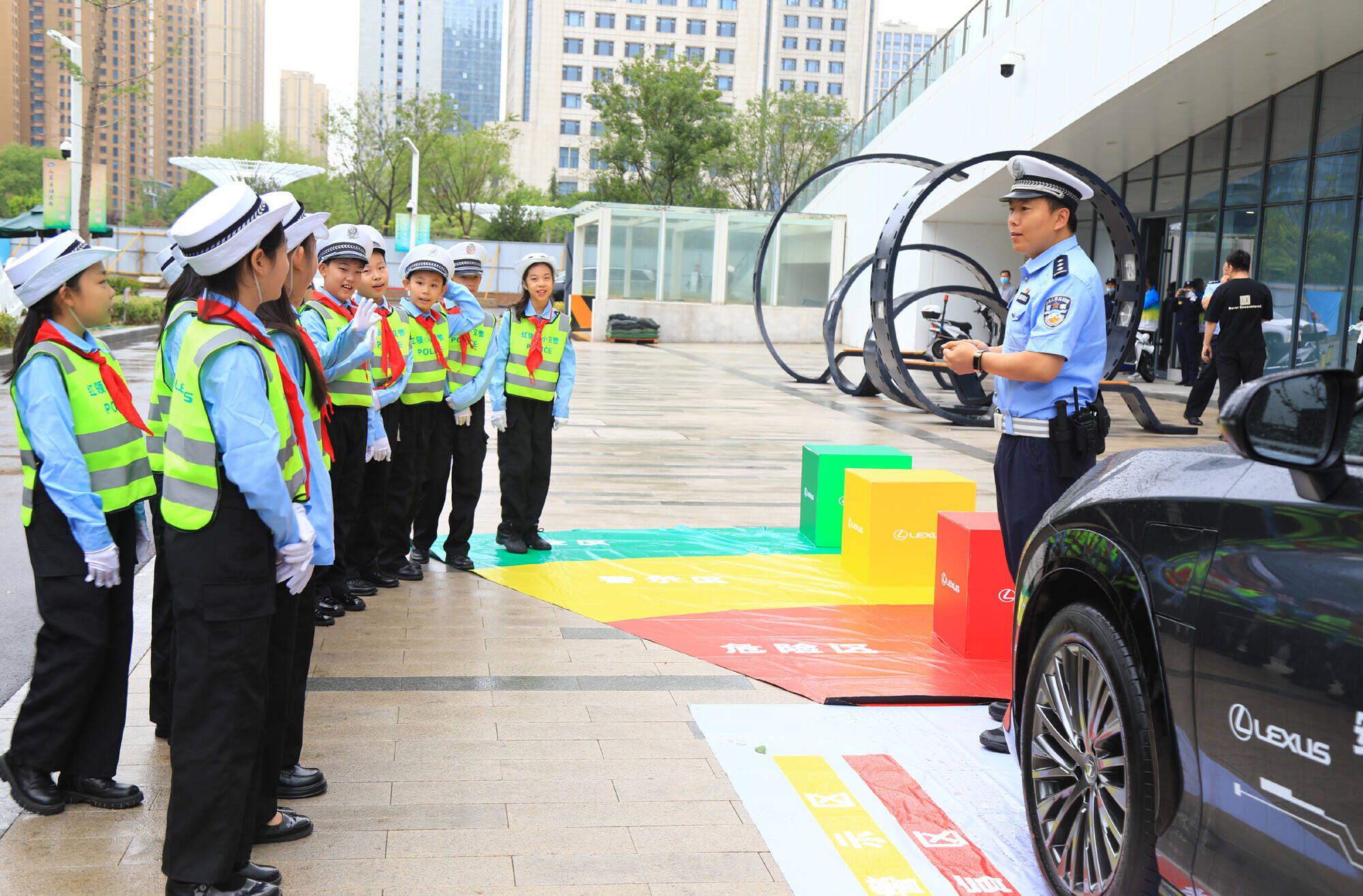 安全和文明是送给孩子最好的礼物 济南交警举办儿童交通安全体验活动