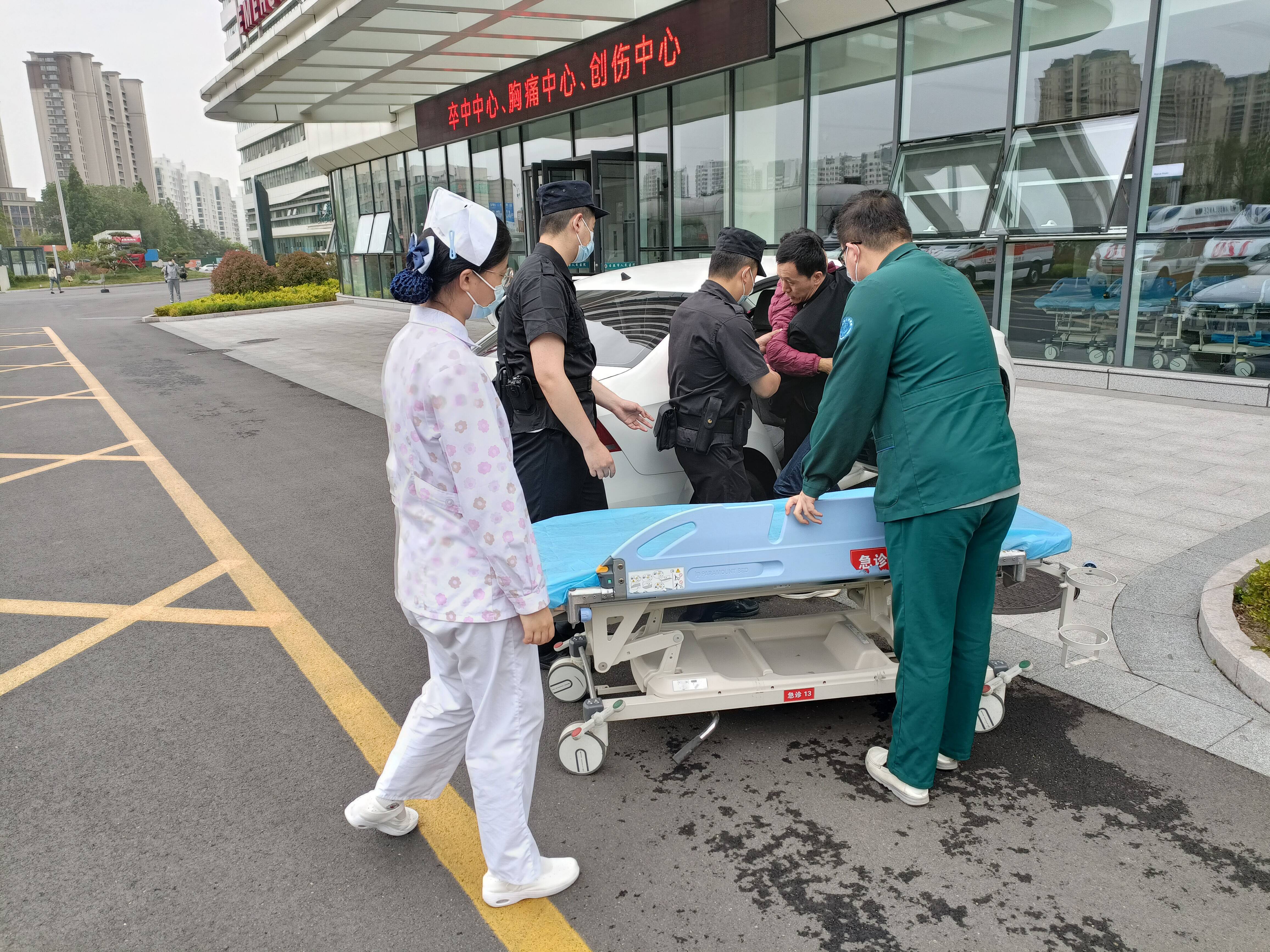 老人昏厥家人求助 日照交警紧急开道送