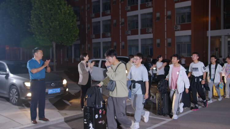 滨州一中民族班的同学们启程返回青海  “滨滨妈妈”希望他们常回滨州这个家看看