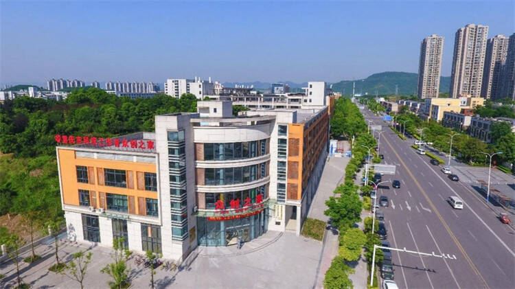 重庆科技学院西门图片