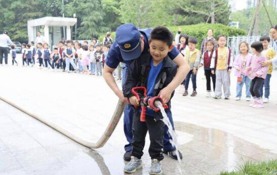 潍坊高新消防救援大队开展六一儿童节“蓝朋友与你童行”主题活动