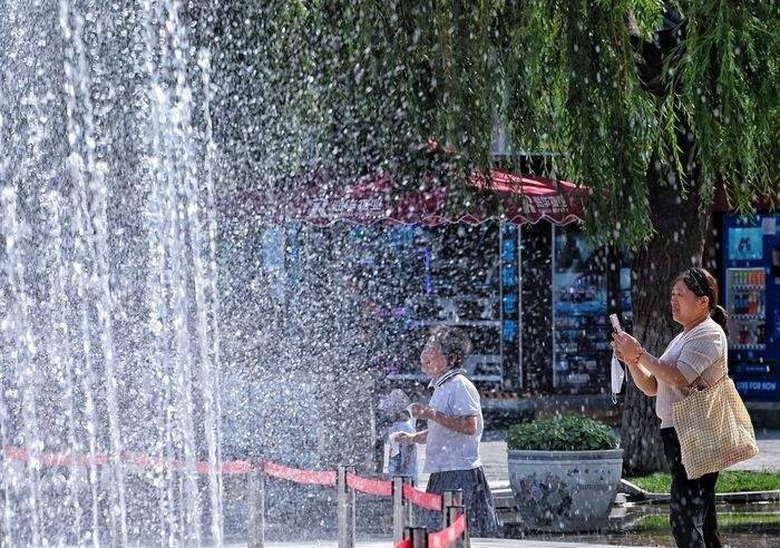 泉城气温超30℃，市民喷泉戏水乐享清凉