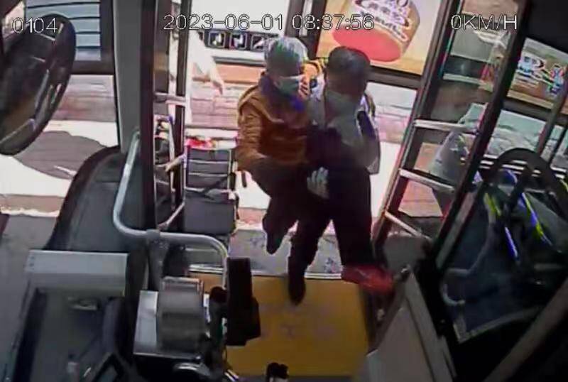 这个“公主抱”太暖了 济南公交司机抱老人上下车