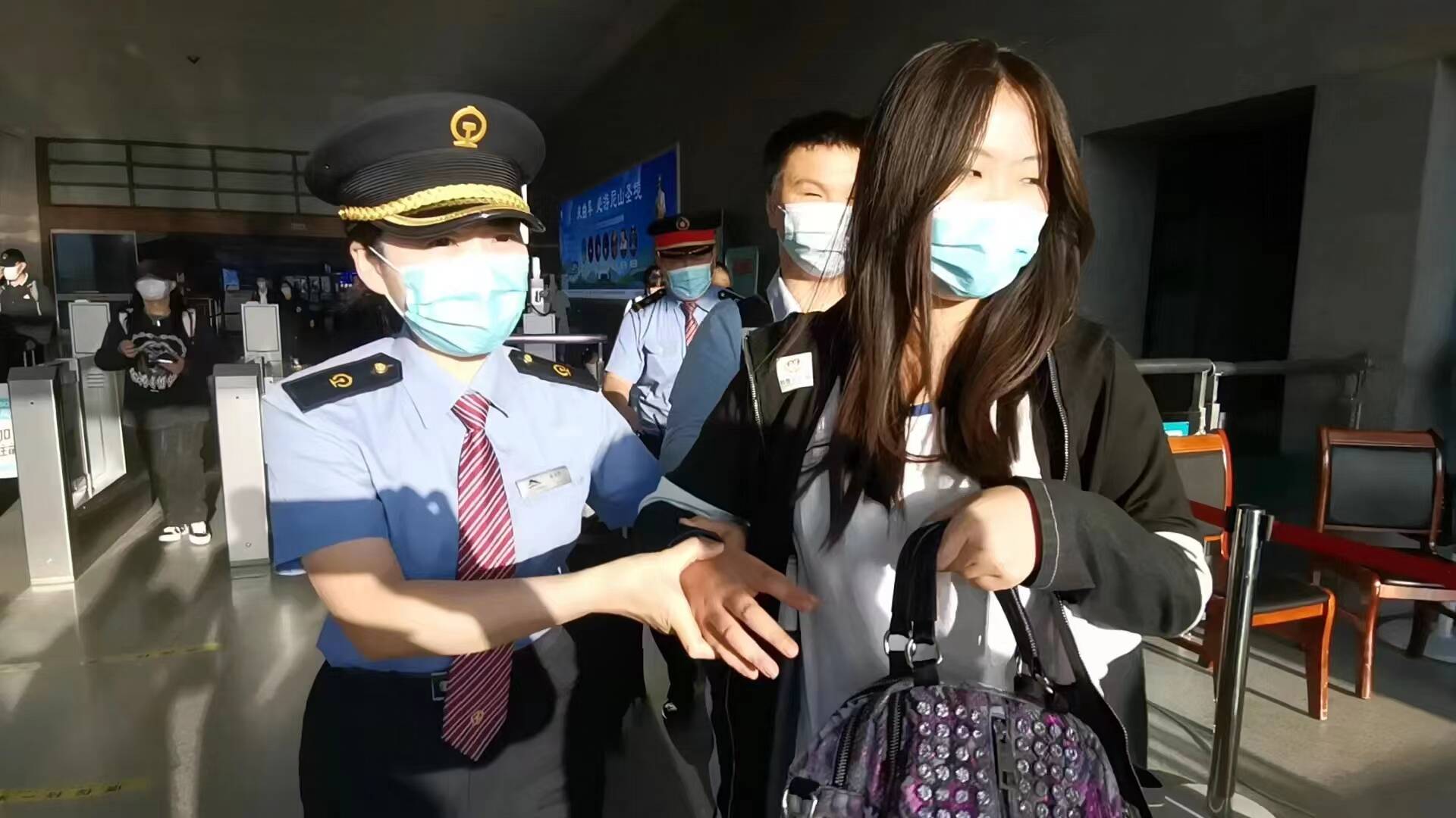 曲阜东站“小惠微善”服务队为盲人旅客提供暖心服务