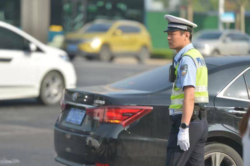 设置临时停车泊位2217个 发生事故“先考试后处理”   济南交警全力应对高考