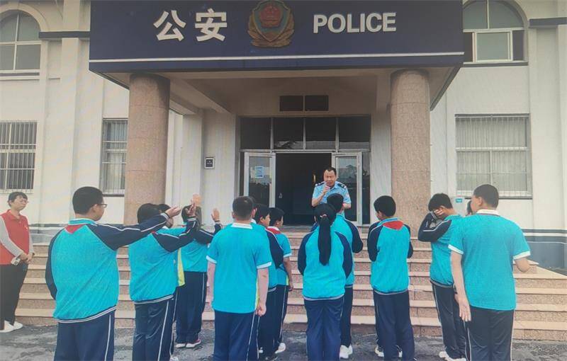 威海：学生进警营 体验别样“警”彩