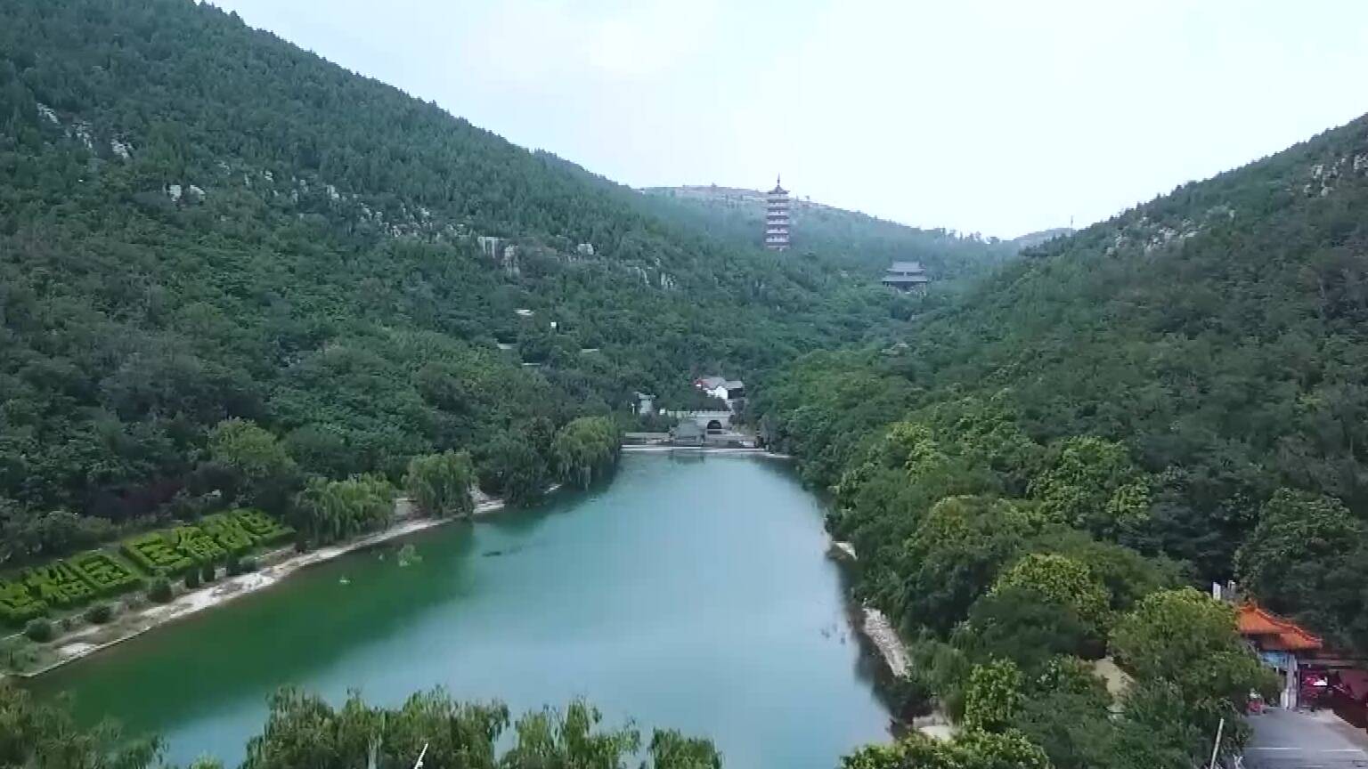 枣庄峄城青檀山青山如黛 湖光荡漾美出天际