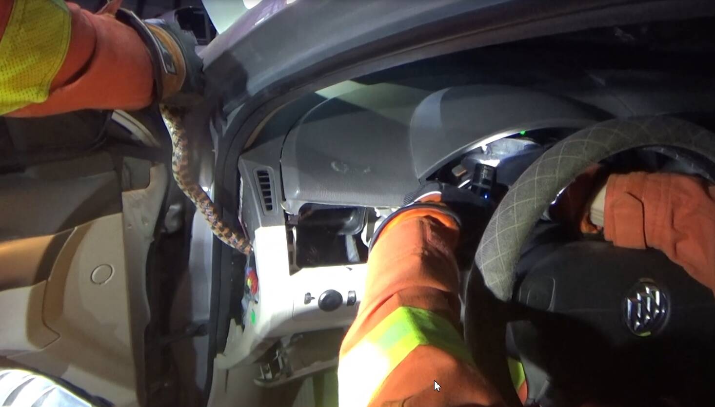 滨州：一条蛇钻进车内空调出风口 车主吓得报警求助