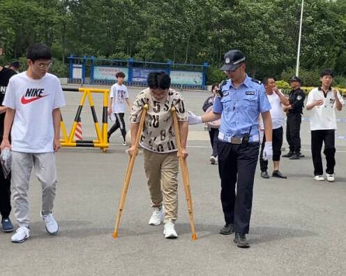 直通高考丨德州：考生腿部受伤拄拐赴考 交警同学搀扶入考场