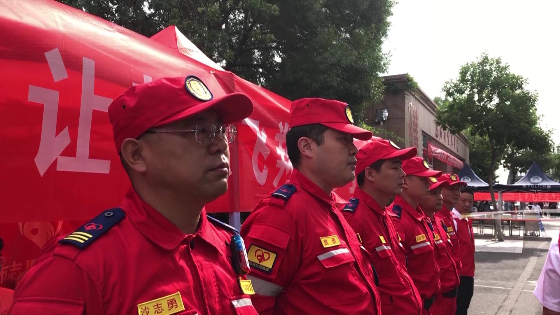 直通高考 | 德州一名考生脚踝骨折 交警、志愿者接力护航