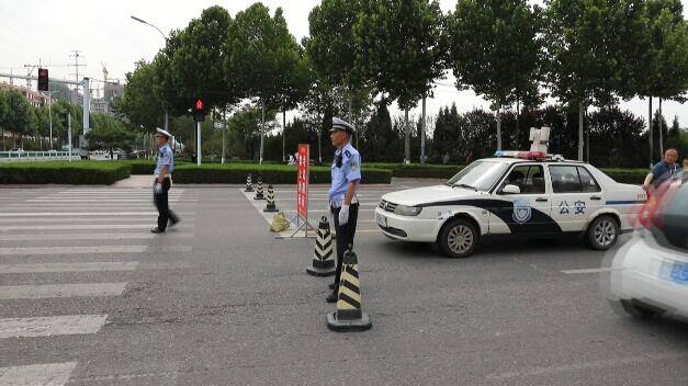 潍坊：考生忘带准考证 老师交警接力护送