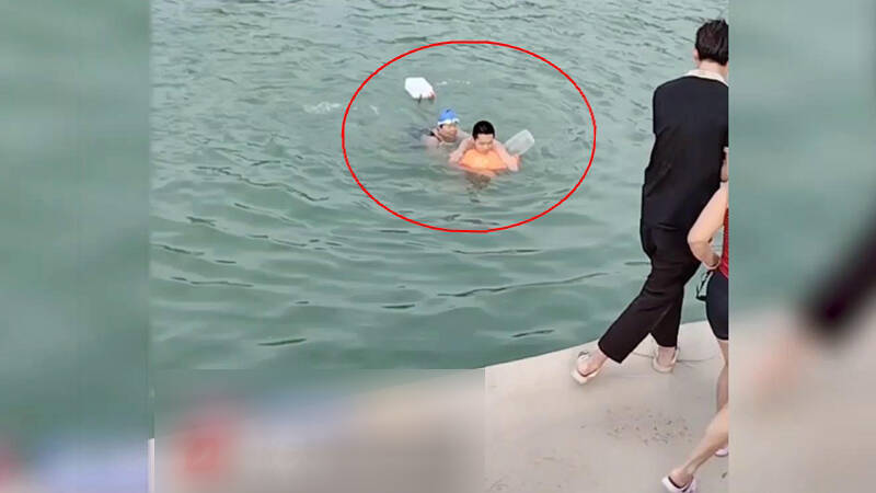 惊险！少年下水游泳被困，59岁阿姨游400多米成功营救
