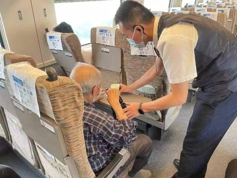 ​96岁老人独自乘坐高铁 乘务人员悉心照顾受称赞