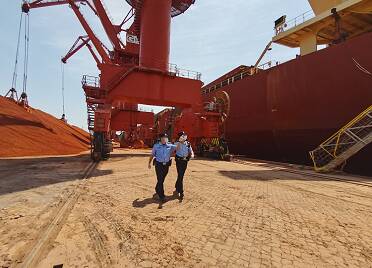 蓬莱出入境边防检查站护航8.9万吨铝矾土高效通关