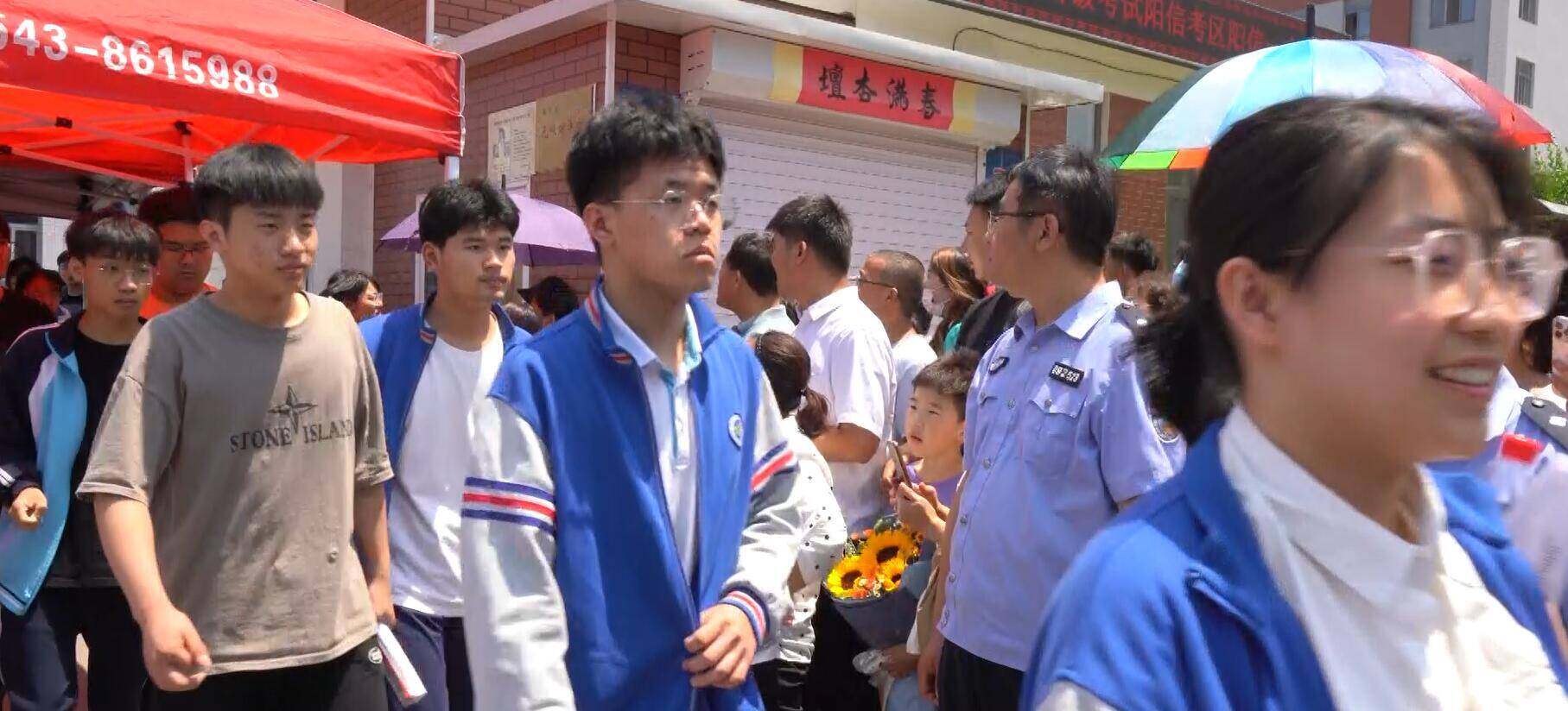 陽信：高考結(jié)束 家長“花式”接勇士