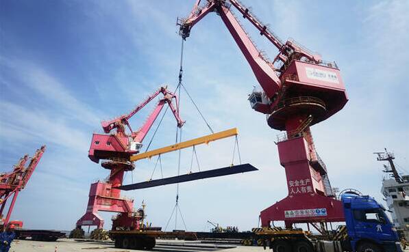广利港成功接卸超长、超重钢板