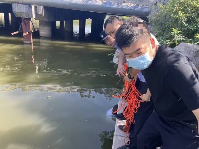 惊险！济南公安上演生死“两连跳”救下轻生男子
