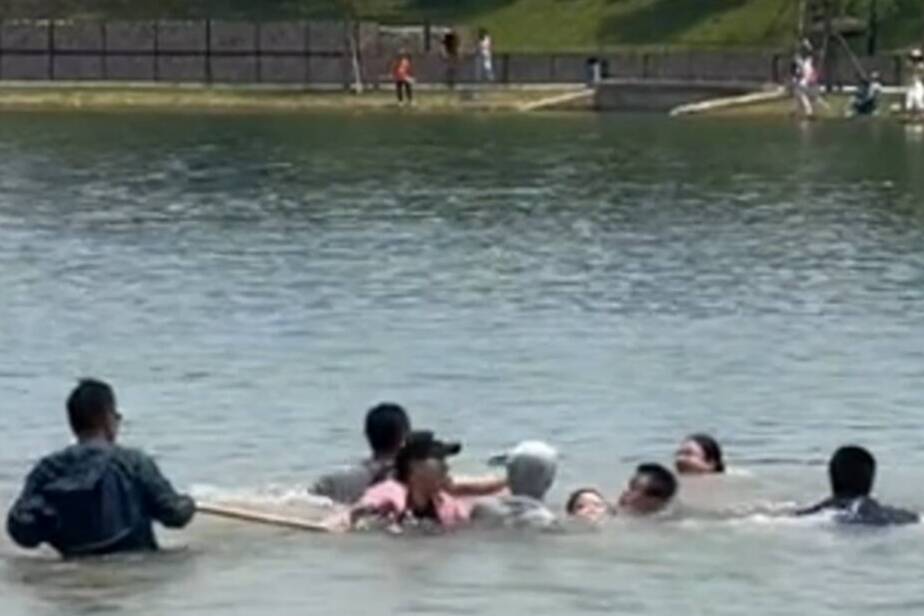 女孩不慎落水父母营救被困 众人合力救起一家三口
