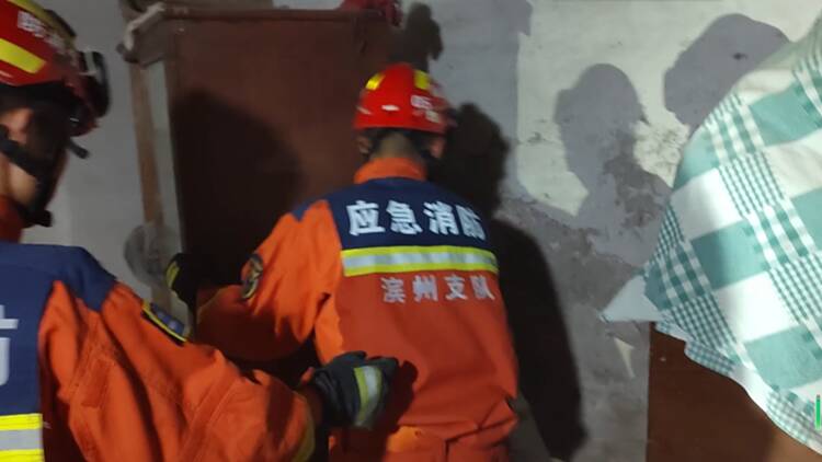 博興：農(nóng)戶家中蛇出沒 消防員上演“抓蛇記”