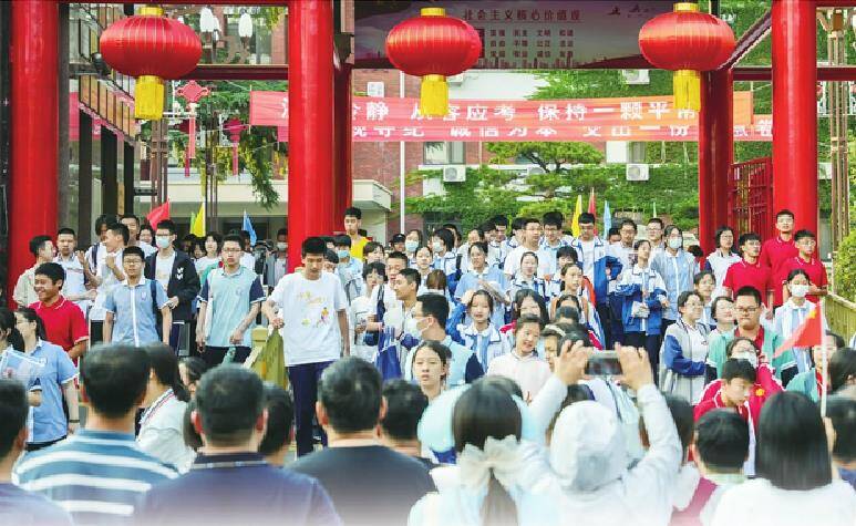 记者中考考点外“陪考”，记录考场外的陪伴