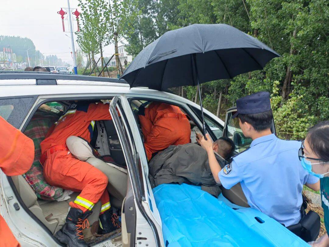 220国道旧县乡段发生交通事故驾驶员被困 民警冒雨救出