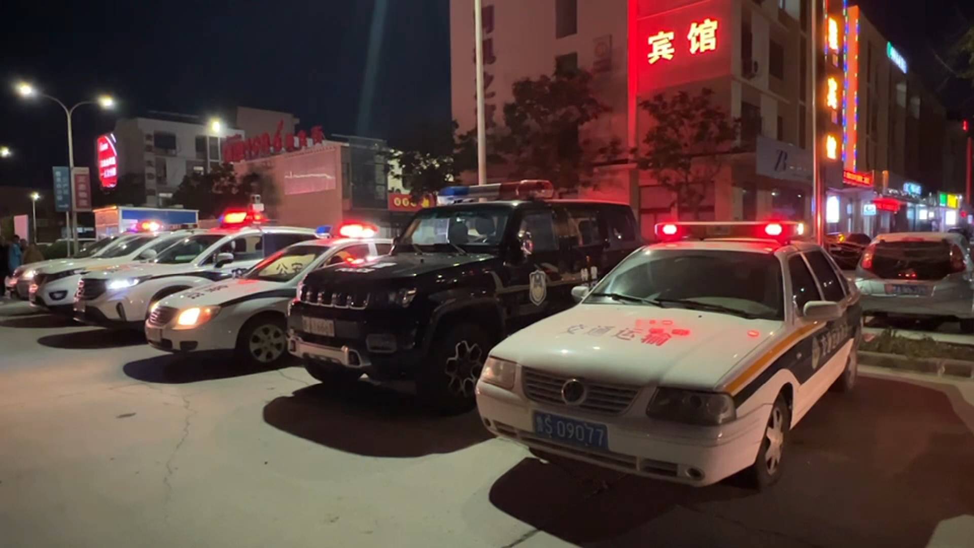 “交通+交警+特警”联合执法 济南市昨天查处货车超限超载违法行为54起