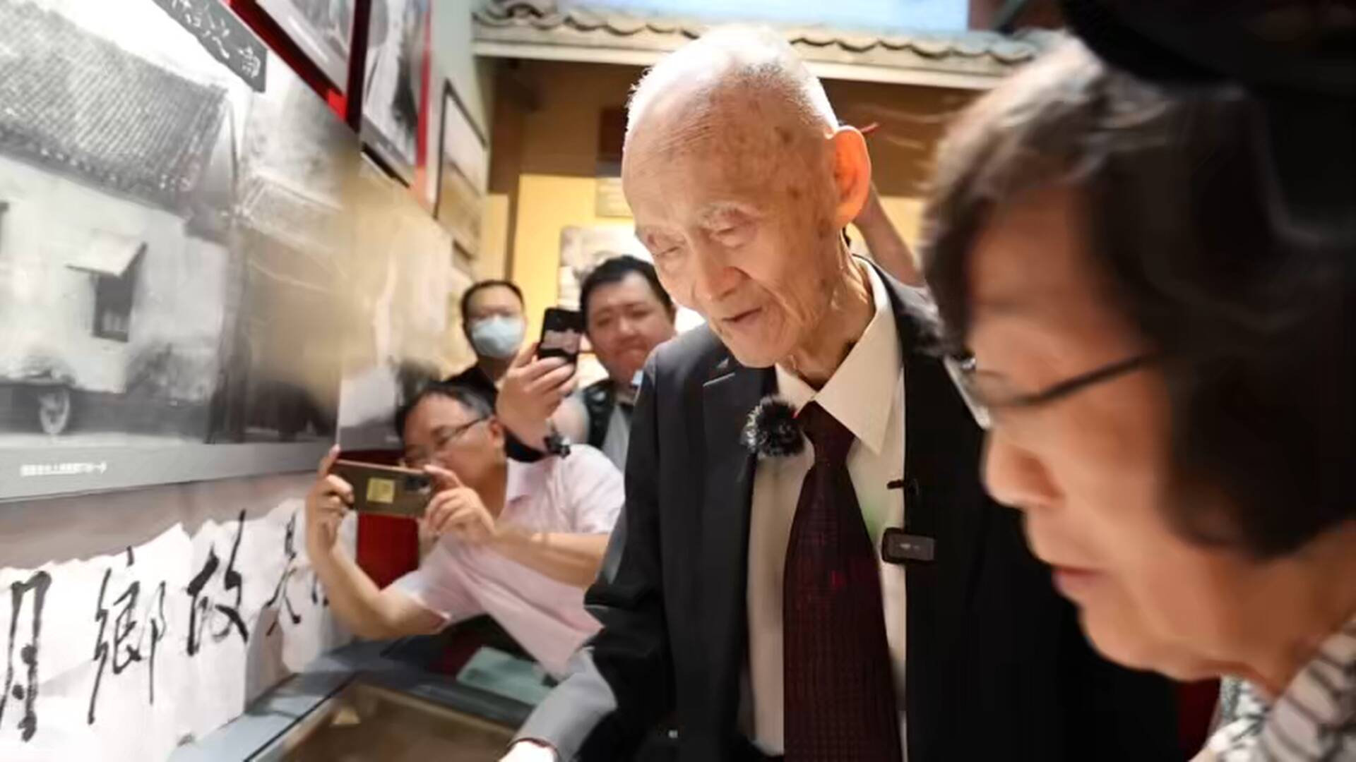 88岁台湾老兵高秉涵触景生情 看到石榴让他想起母亲
