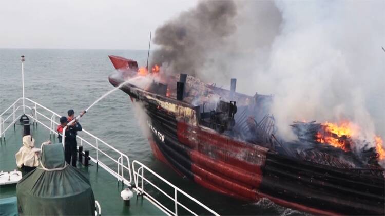 渔船失火11人跳入海中自救 东营海警指挥挖掘机及时营救
